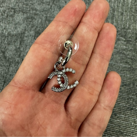 CHANEL CC LOGO EARRINGS PEARL AND CRYSTAL - Picture 6 of 10